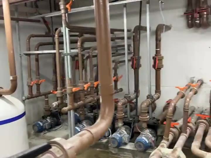 Casa de máquinas com filtros e motobombas