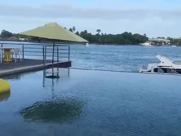 Piscina de borda infinita em Nova Cruz