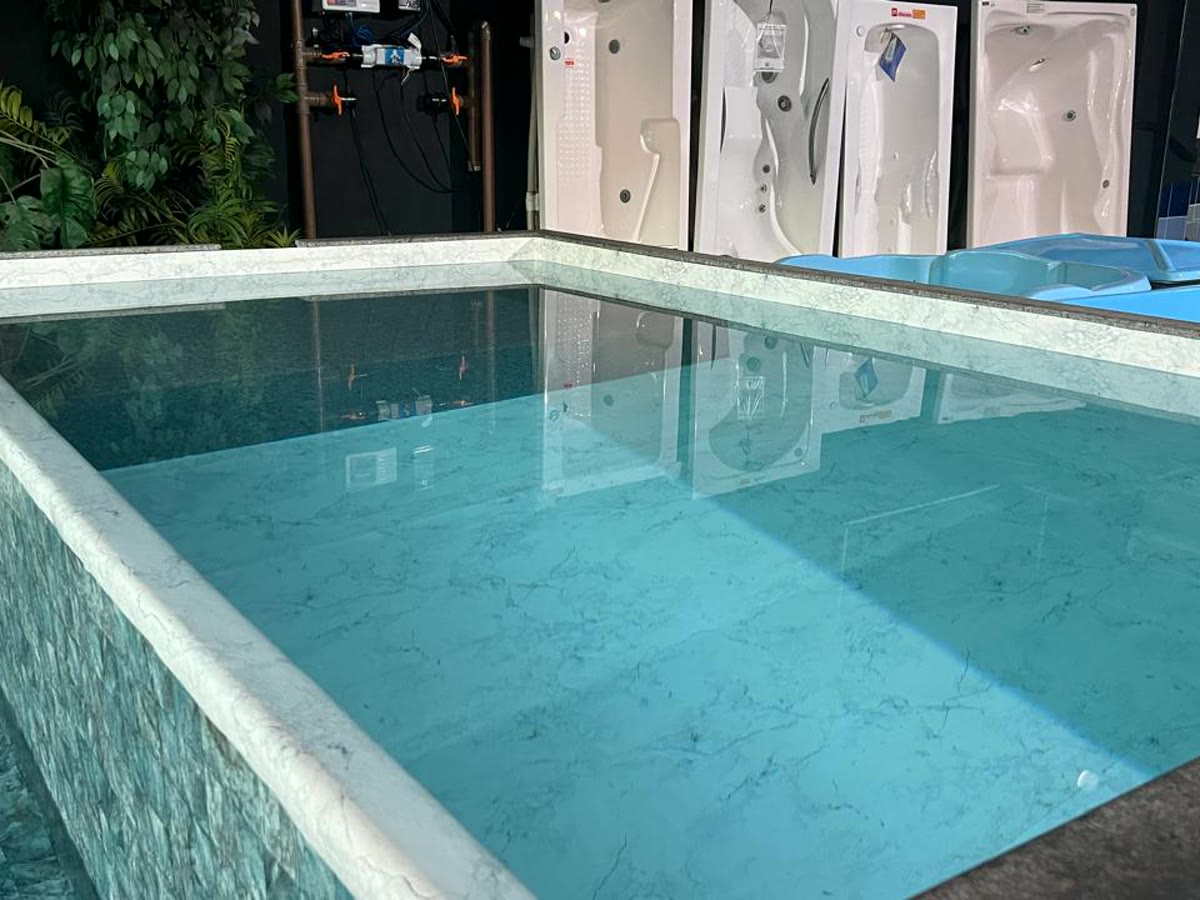 Piscina revestida com manta armada e borda elevada