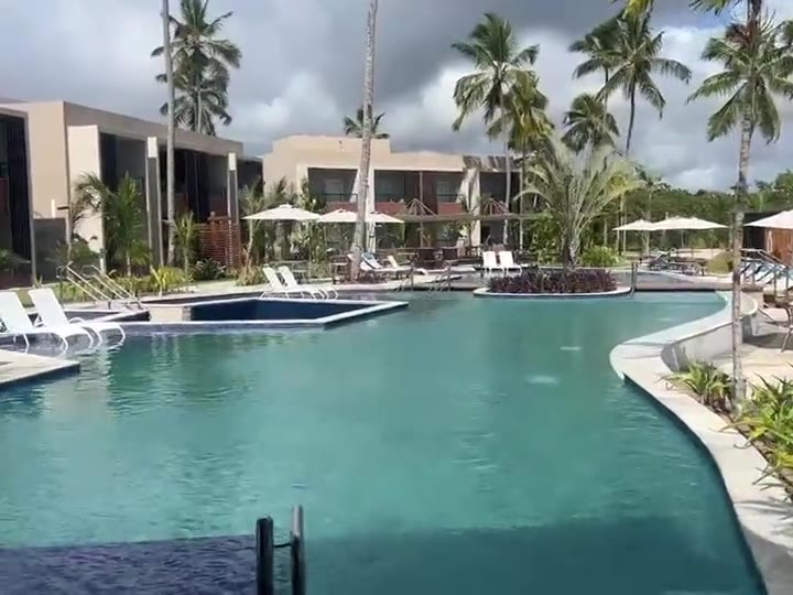Piscina de empreendimento em Japaratinga com jardins e espreguiçadeiras